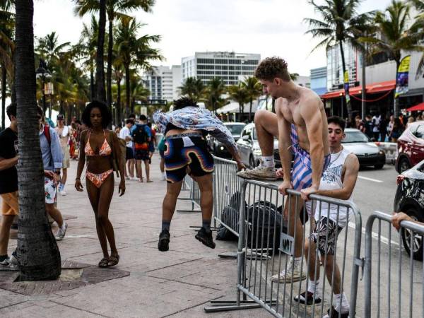 Todos los años, en primavera, una multitud de jóvenes, sobre todo estudiantes, acuden a Florida para unos días de diversión continua y descontrolada.