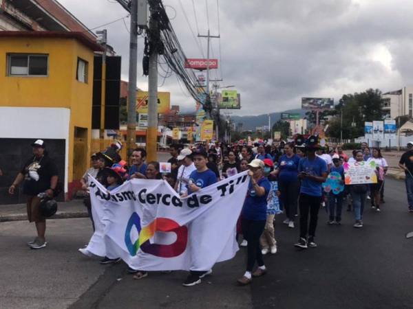 Este domingo se llevó a cabo una marcha en conmemoración del Día Mundial de Concienciación sobre el Autismo en la capital. Estas son las imágenes.