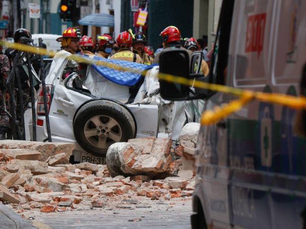 Los cuerpos de rescate realizan trabajos para buscar víctimas entre los escombros.