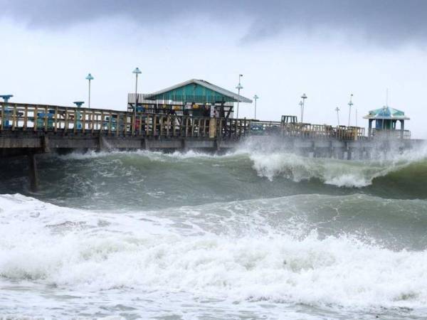 La tormenta tropical Nicole forzó evacuaciones en Bahamas el miércoles y ya se convirtió en huracán 1 mientras se dirige a Florida.