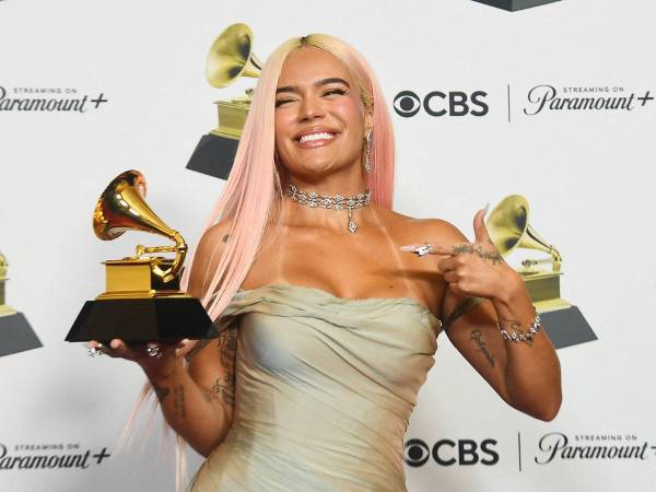 La colombiana dijo muy emocionada tras recibir el premio “Es mi primera vez aquí, y mi primera vez sosteniendo mi propio Grammy”.