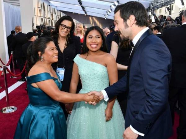 Diego Luna saludando a Margarita Martí­nez Merino, mamá de Yalitza Aparicio, en la gala de los premios Oscar 2019. (AP)