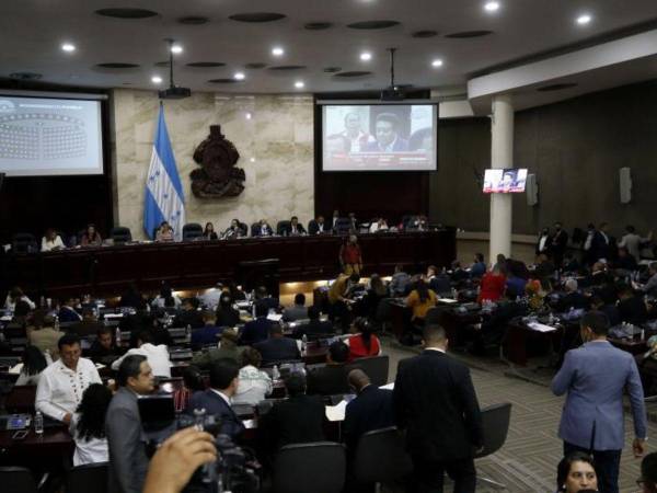 El lunes, la comisión nombrada por el CN entregó la nómina y la hoja de vida de los cinco aspirantes a fiscal general y adjunto a los jefes de bancada de las fuerzas políticas.