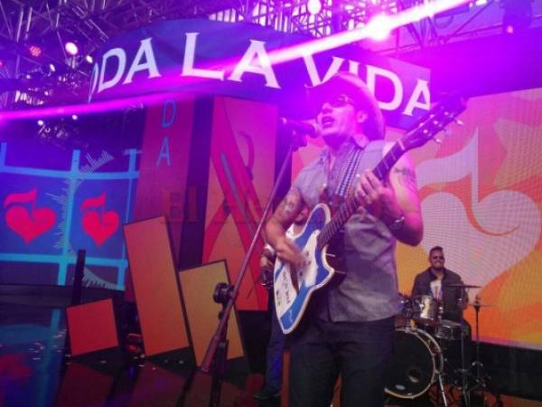 El cantante hondureño Polache deleitó al público con sus famosos temas. ¡Gran ambiente en la Teletón 2017! Foto Johny Magallanes/EL HERALDO