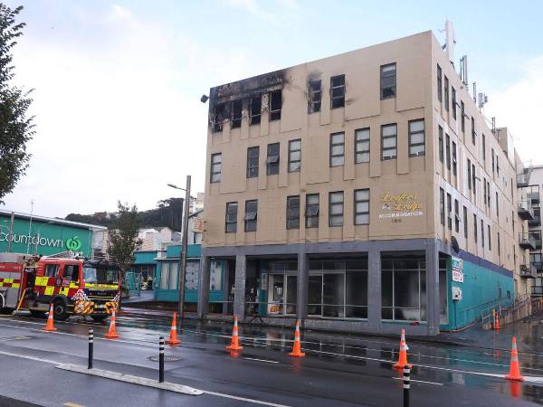 Columnas de humo negro se desprendían del edificio de cuatro plantas mientras 80 bomberos y 20 camiones trataban de apagar las llamas.