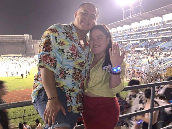 Carlos le pidió matrimonio a Ana durante el concierto de Bad Bunny en San Pedro Sula.