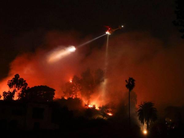 Estos vientos son corrientes de aire recalentado que soplan desde el interior del continente hacia la costa de California y están contribuyendo a expandir el fuego sin control.