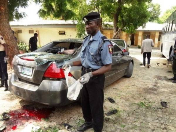 Policías inspeccionan una zona de ataque del grupo Boko Haram en una de las ciudades nigerianas.