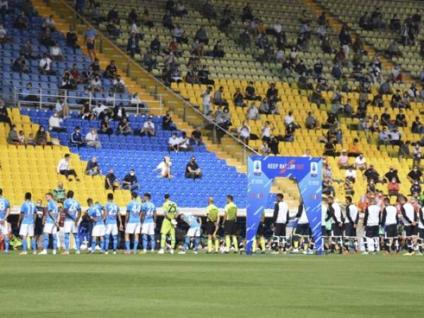 Aficionados observan la presentaciÃ³n de los jugadores de Parma y Napoli previo al partido de la Serie A de Italia en Parma, el domingo 20 de septiembre de 2020. (Massimo Paolone/LaPresse vÃ­a AP)