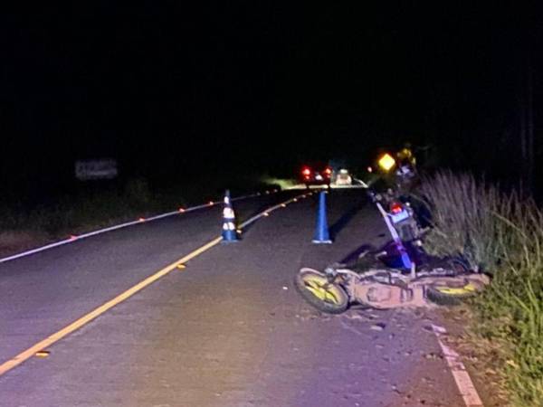 El cuerpo del joven motociclista quedó a la orilla de la carretera que conduce de Río Lindo hacía Potrerillos