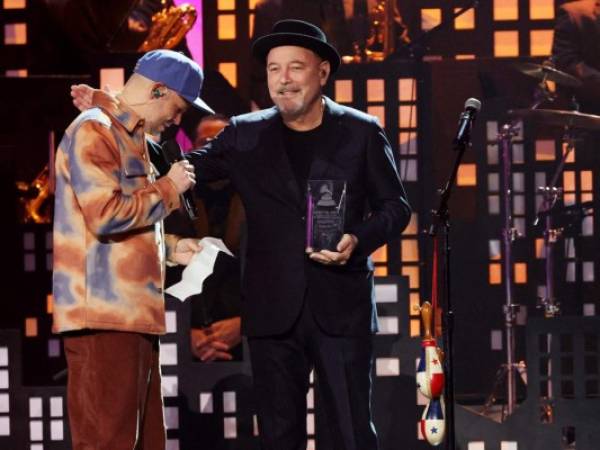 Residente no dejó de temblar mientras le dedicaba unas palabras a Rubén Blades en los Latin Grammy. Foto: AFP