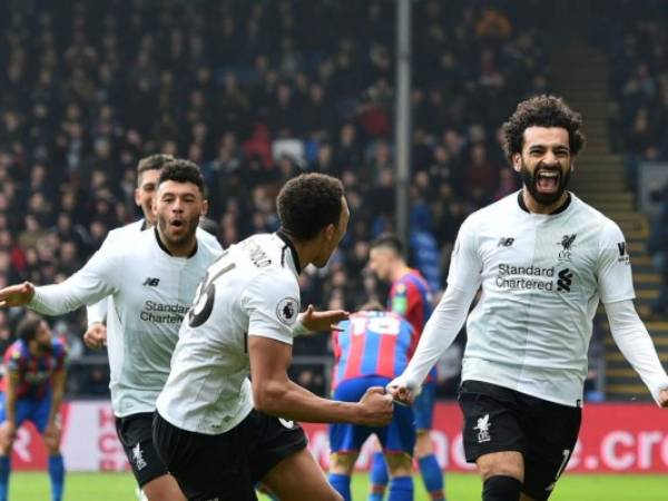 El centrocampista egipcio del Liverpool Mohamed Salah celebra, junto con sus compañeros, anotar el segundo gol del equipo. foto AFP