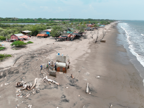 En Los Delgaditos, una playa de Cedeño, la población también es afectada por las marejadas. Los árboles que estaban en los patios de las casas ahora están en plena playa, a unos pocos metros del mar.