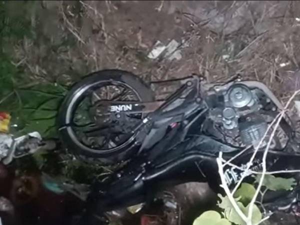 El cuerpo del joven estaba debajo de la motocicleta por lo que no se descarta que haya sido un accidente.