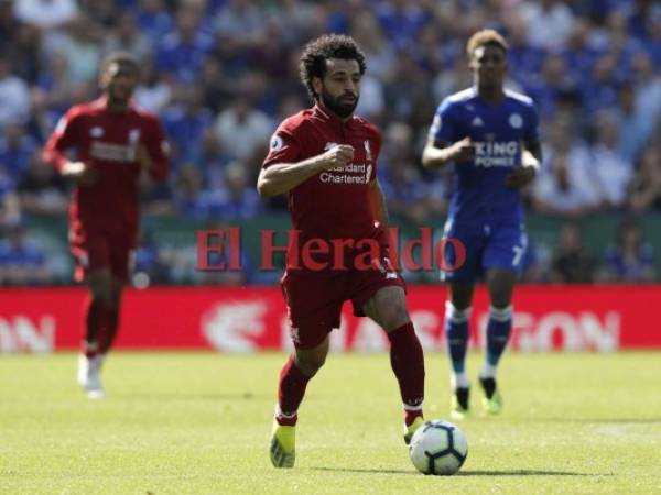 El centrocampista egipcio del Liverpool Mohamed Salah controla el balón durante el partido de fútbol de la Premier League inglesa entre Leicester City y Liverpool. AFP.