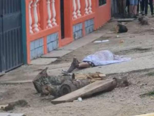 El cadáver del hombre quedó tirado frente de unas casas.