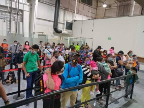 Los centroamericanos llegaron como turistas en dos vuelos comerciales provenientes de las ciudades de Villahermosa y Cancún, al sur del país. Foto: @INAMI_mx.