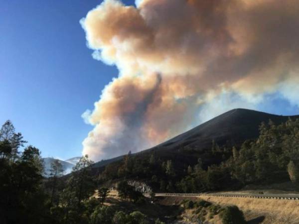 El Departamento Forestal y Protección contra Incendios dijo que 500 inmuebles están amenazados por el siniestro, que les ha costado la vida a dos bomberos.