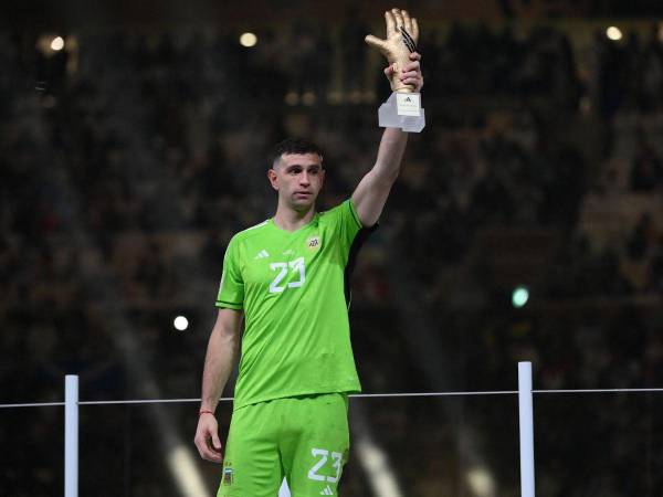 Emiliano Martínez recibió el guante de oro durante la ceremonia de premiaciones del Mundial de Qatar.