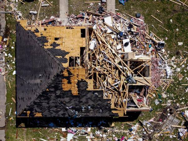 Afuera, casas destruidas, árboles tendidos con sus raíces expuestas. En el interior, camillas que se alinean frente a mesas rebosantes de alimentos. En Rolling Fork, en el estado de Misisipi, donde un tornado sembró el caos y la muerte, se está organizando la ayuda a las víctimas y llegan voluntarios de pueblos cercanos.