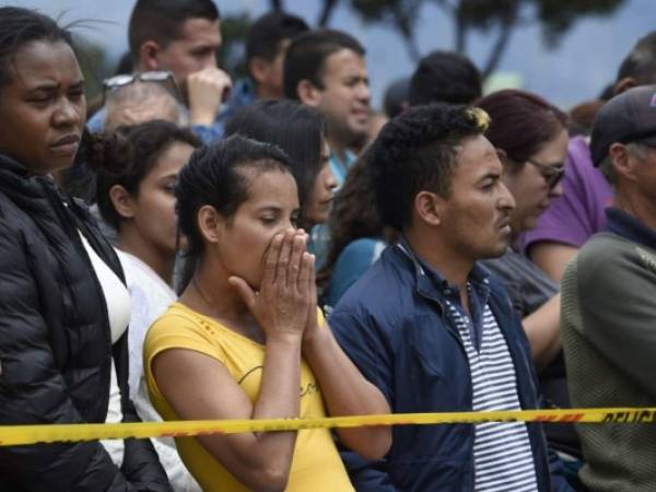 'Hay que decirle a la gente que no haga esto. Nosotros somos un país que quiere la paz, y esto no se puede así', dijo entre lágrimas un poblador cercano al lugar de la explosión. Foto / AFP