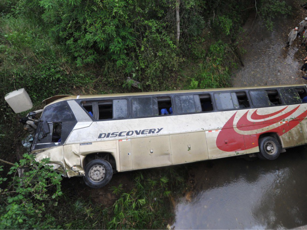 La unidad de transporte de la empresa Discovery quedó en la hondonada del puente Ilamapa.