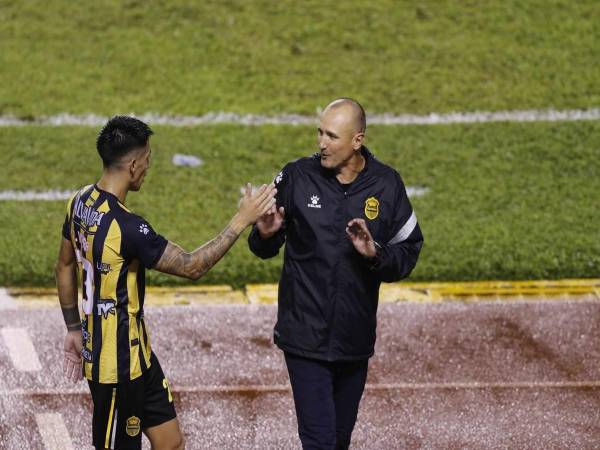 El entrenador de Real España durante el partido contra Victoria.