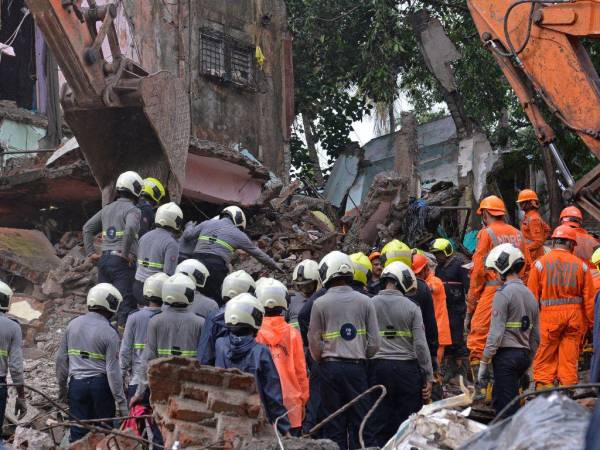 Los equipos de rescate buscan cadáveres entre los escombros de un edificio derrumbado en Mumbai el 28 de junio de 2022.