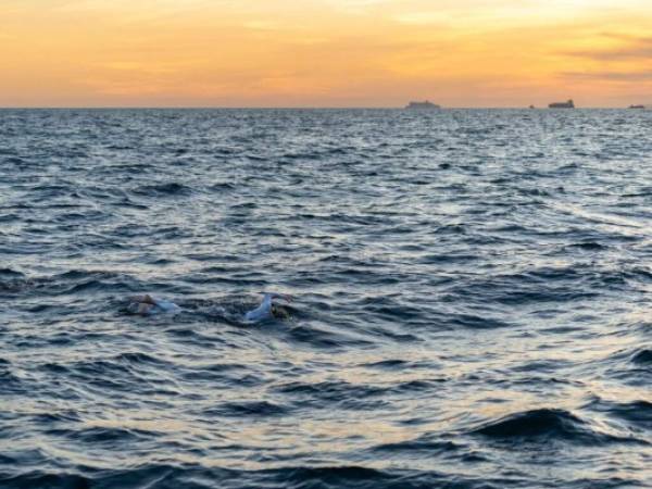 Esta foto sin fecha muestra a la nadadora estadounidense Sarah Thomas, de 37 años, nadando en el Canal de la Mancha. Foto: Agencia AP.