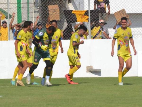 Celebración de Gerson Argueta al anotarle el tiro libre al Marathón.