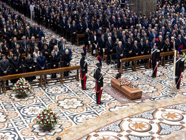 Miles de personas rindieron un último homenaje el miércoles a Silvio Berlusconi dentro y fuera de la catedral de Milan.