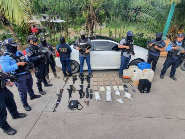 Cuerpos policiales muestran parte de los hallazgos durante los allanamientos en Colón.