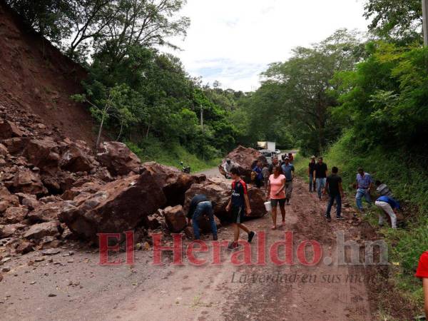 Muchos municipios y comunidades de Santa Bárbara están incomunicados por los derrumbes sobre las diversas carreteras.