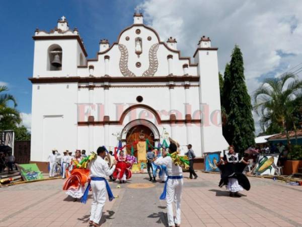 La Iglesia Católica de Ajuterique, como todo pueblo de la Colonia, frente al parque y cerca del centro de poder. Frente a ella, un animado cuadro de danza de la zona le da color y vida. Foto: Marvin Salgado / El Heraldo.