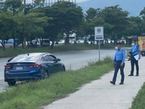 El carro quedó estacionado a un costado de la vía que conduce La Lima hacia el centro de San Pedro Sula.