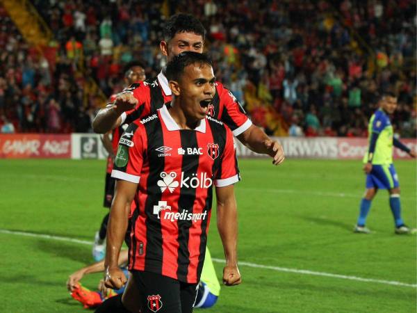 Aarón Suárez abrió el marcador para Alajuelense.