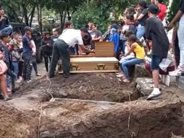 Así fue sepultado el pequeño Isaí, ante la vista impotente de niños, jóvenes y adultos.