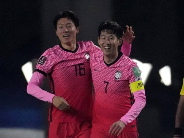 El sudcoreano Hwang Ui-jo, izquierda, celebra su gol junto con su compañero Son Heung-min en un partido contra Turkmenistán en las eliminatorias del Grupo H de Asia para la Copa del Mundo 2022. Foto:AP