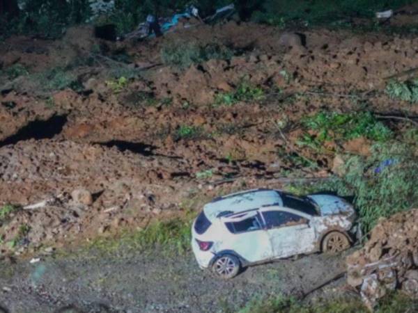 Imagen publicada por la oficina de prensa del Gobierno de Chocó que muestra el área de un deslizamiento de tierra en la carretera entre Quibdó y Medellín.