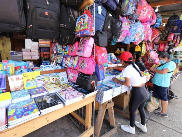 Los padres de familia ya iniciaron con la compra de los útiles y uniformes para sus hijos pese a que se desconoce cuándo inician las clases.