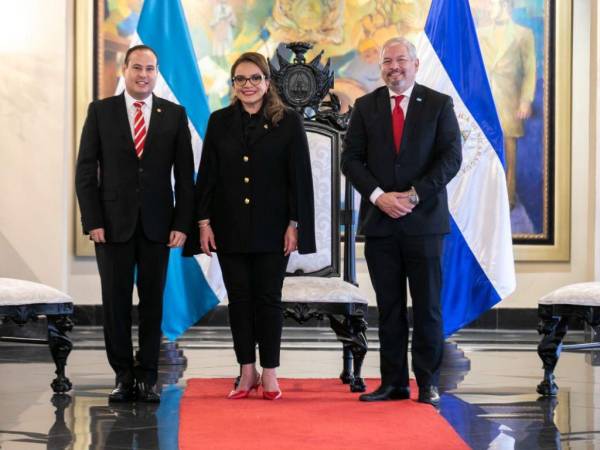 El ahora exembajador de Nicaragua en Honduras, Sidhartha Francisco Marín Aráuz, junto a la presidenta Xiomara Castro y el canciller Enrique Reina.