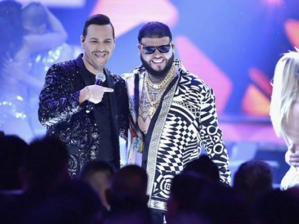 Farruko y VÍctor Manuelle interpretando el tema 'Amarte duro' en los Billboard Latinos. (Foto: AFP)