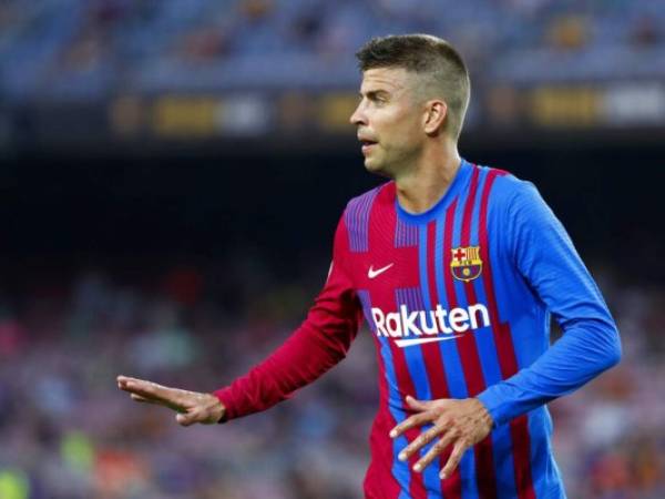 Gerard Piqué, del Barcelona, corre durante el juego de presentación del equipo en La Liga de España contra Real Sociedad en el estadio Camp Nou, en Barcelona, España, el domingo 15 de agosto de 2021. (AP Foto/Joan Monfort)