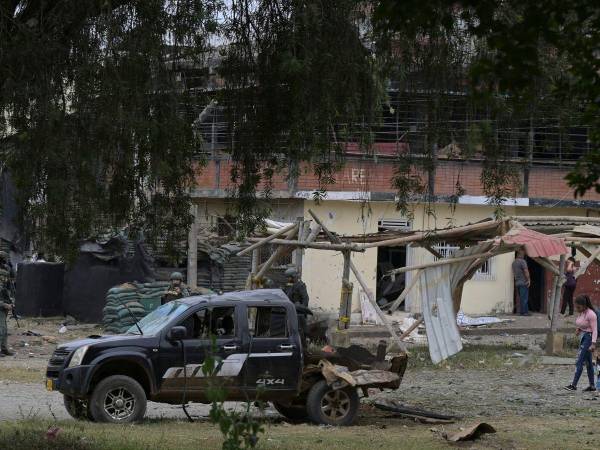 El coche bomba fue detonado la madrugada del domingo, a unos 30 kilómetros del municipio de Morales, donde ocurrió la letal emboscada del sábado.