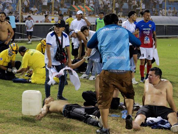 Algunos de los aficionados fueron atendidos dentro de la cancha del Cuscatlán.