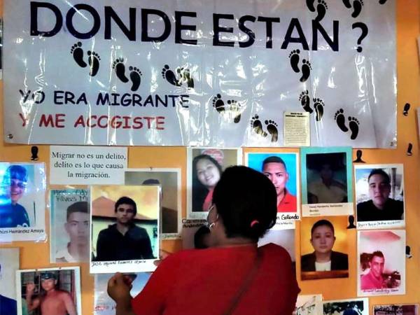 Sosteniendo una fotografía tamaño carta en sus manos, decenas de familiares de migrantes hondureños desaparecidos los buscan desesperadamente. Cada año, los familiares de estos compatriotas recorren la peligrosa ruta migratoria en caravana (Caravana de Madres Centroamericanas) para dar con sus seres queridos. En muchos casos los han encontrado con vida, en otros solo hallaron sus restos mortales, pero todavía hay una buena parte de personas de las que no se sabe nada.