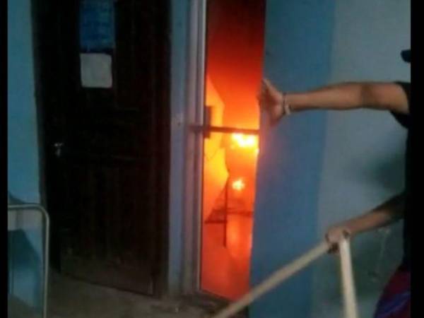 Momentos de zozobra y terror vivieron los pacientes y personal de salud del Hospital del Sur, en Choluteca, tras propagarse un incendio que amenazaba con afectar a todo el edificio.