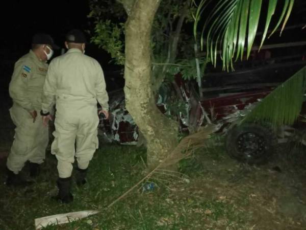 Uno de los fallecidos quedó atrapado entre el amasijo de hierro tras el accidente.