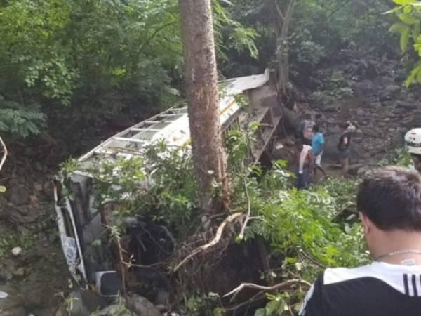 El bus cayó en una hondonada a la altura de la Aldea San Juan Abajo.