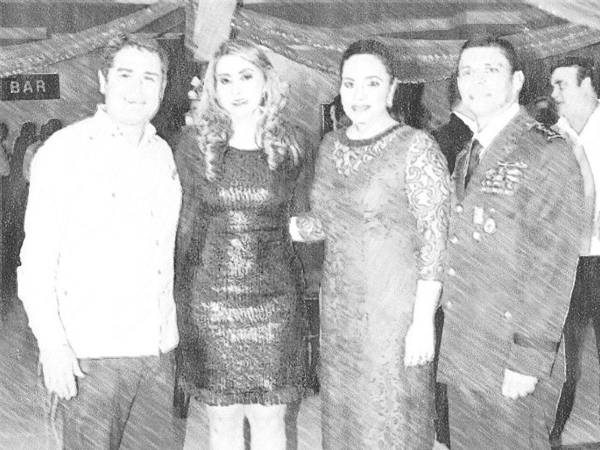 El expresidente Juan Orlando y su esposa junto al general de brigada Julio Romero y su esposa durante una celebración.